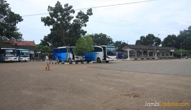 Mobil bus yang parkir di terminal Alam Barajo Jambi